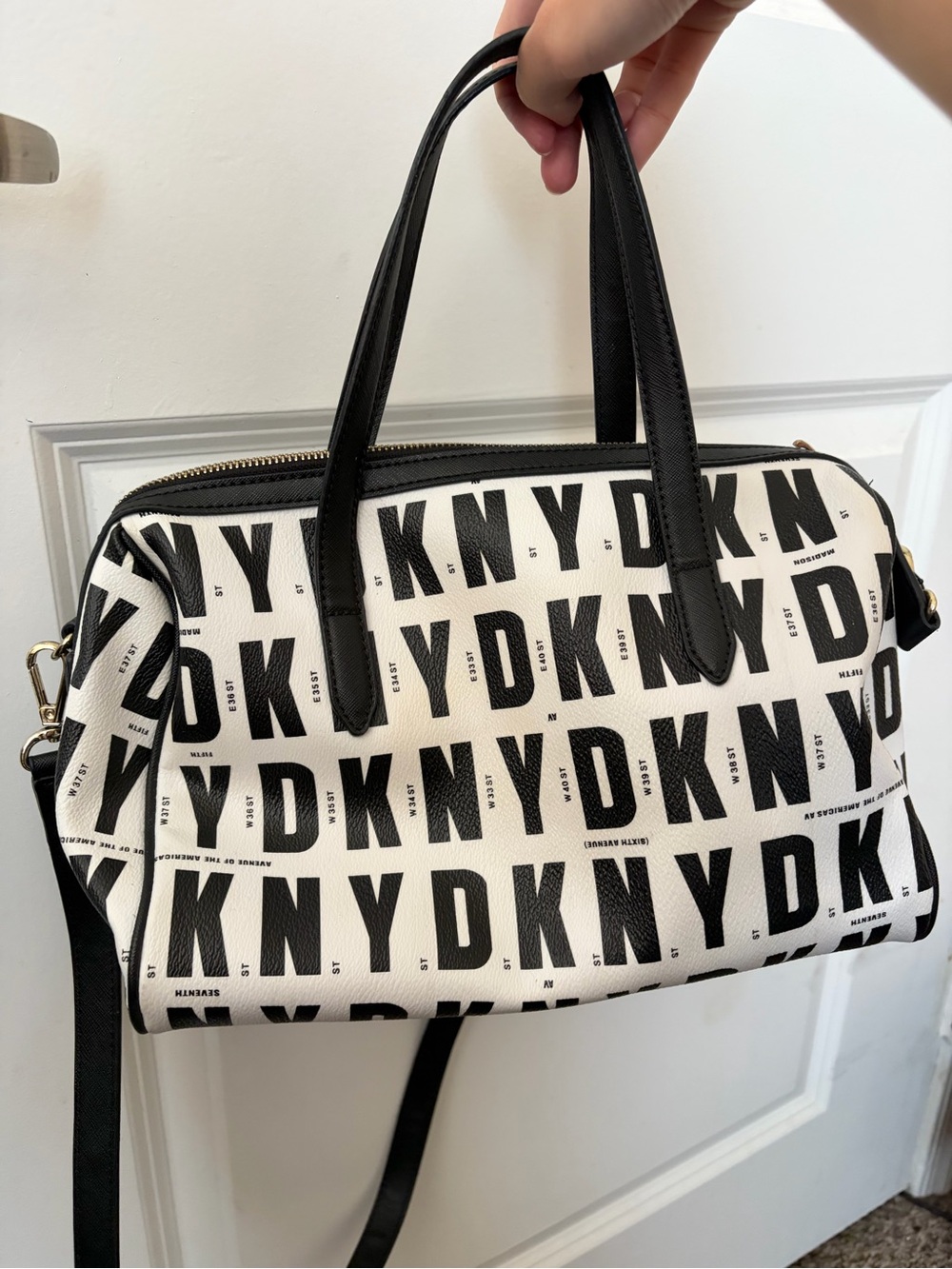 DKNY Black & White Logo Crossbody Shoulder Bag - Picture 2 of 6